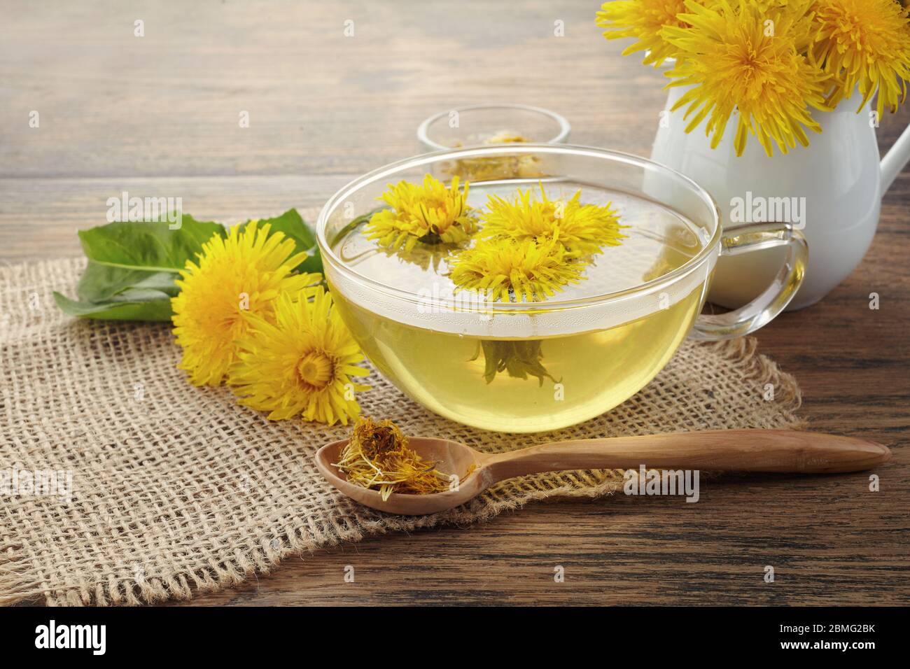 Tasse ph thé pissenlit sain sur fond de bois vintage. Herbes fraîches. Banque D'Images