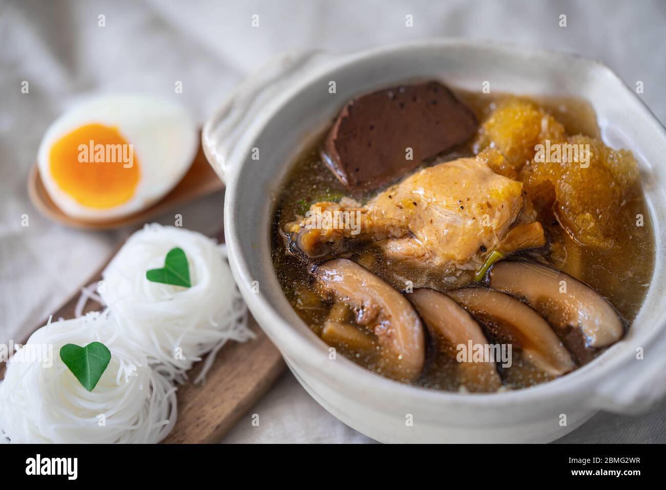 Poisson braisé à la sauce rouge avec poulet, pousses de bambou et champignons shiitake Banque D'Images
