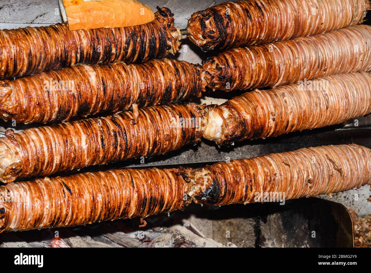 CAG Kebap, célèbre restaurant haut de gamme à Istanbul. La viande empilée horizontalement sur la broche rotative Banque D'Images