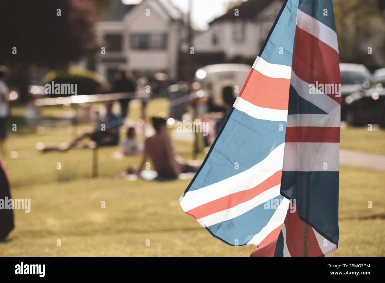 Drapeau Union Jack de style Vritage en face des célébrations de la fête de la Ve Day lors d'une fête de rue à distance sociale en mai 2020 Banque D'Images