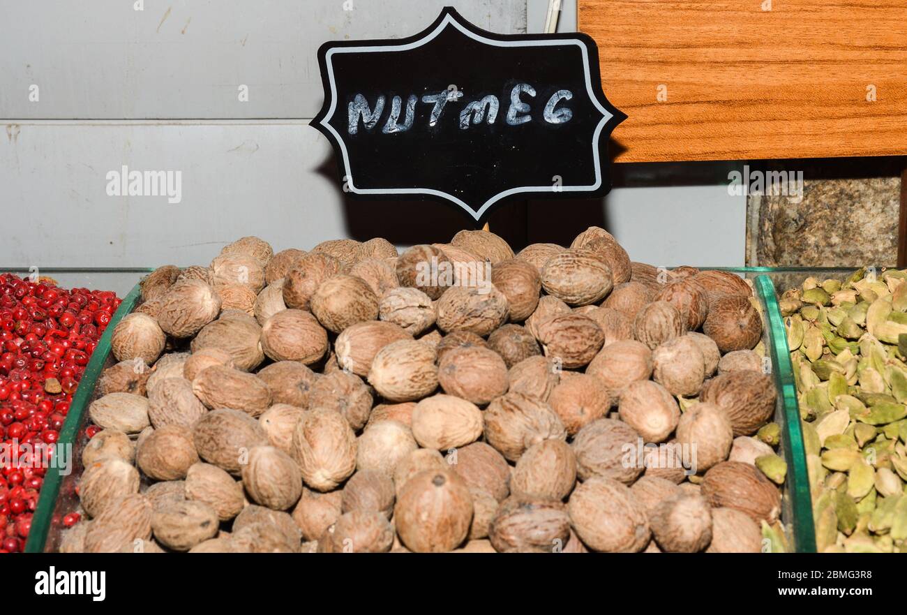 Tas de noix de muscade sèches sur le marché ouvert. Fresh mace et Nutmeg avec mise au point sélective Banque D'Images