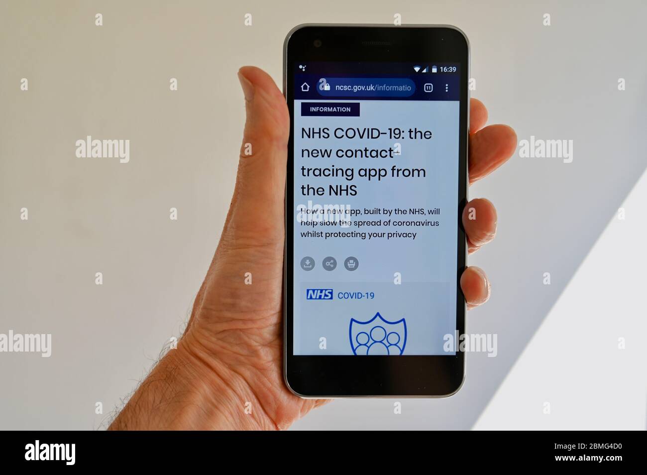 Pandémie de coronavirus. NHS COVID-19 application de suivi des contacts affichée sur un téléphone mobile. Banque D'Images
