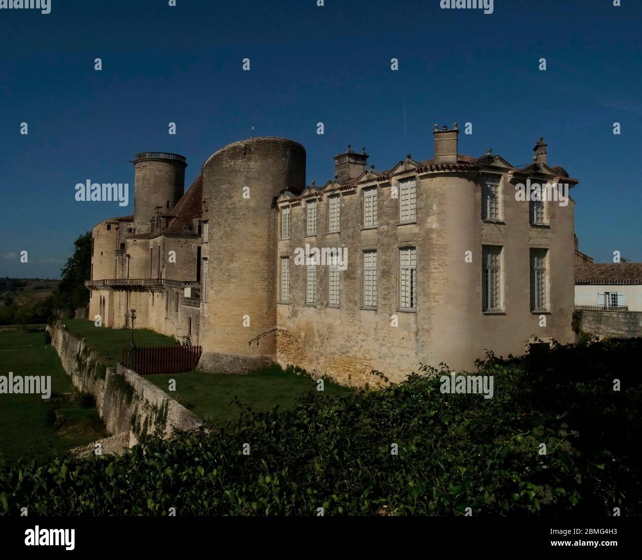 AJAXNETPHOTO. 2019. DURAS, LOT ET GARONNE, AQUITAINE, FRANCE. - LE CHÂTEAU DE DURAS, 12 -18E SIÈCLE MONUMENT HISTORIQUE.PHOTO:JONATHAN EASTLAND/AJAX REF:GR191510 9717 Banque D'Images