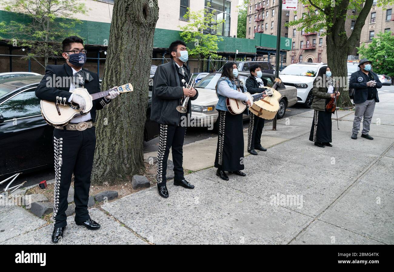 New York, États-Unis. 08e mai 2020. Le groupe mexicain AMNA joue et chante des chansons de sombre tandis que les membres et amis rendent hommage à Estela qui est décédé lors de la pandémie COVID-19 à la maison funéraire Riverdale à Inwood Manhattan (photo de Lev Radin/Pacific Press) Credit: Pacific Press Agency/Alay Live News Banque D'Images