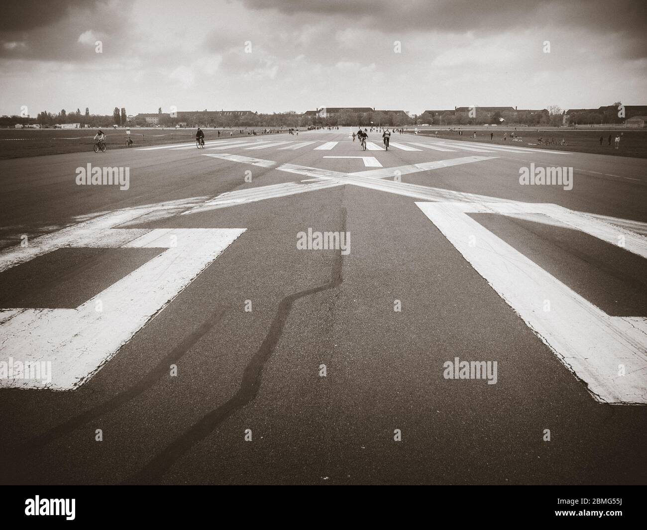 Vue sur la piste à l'aéroport de Templehof, Berlin, Allemagne. Photo en noir et blanc Banque D'Images