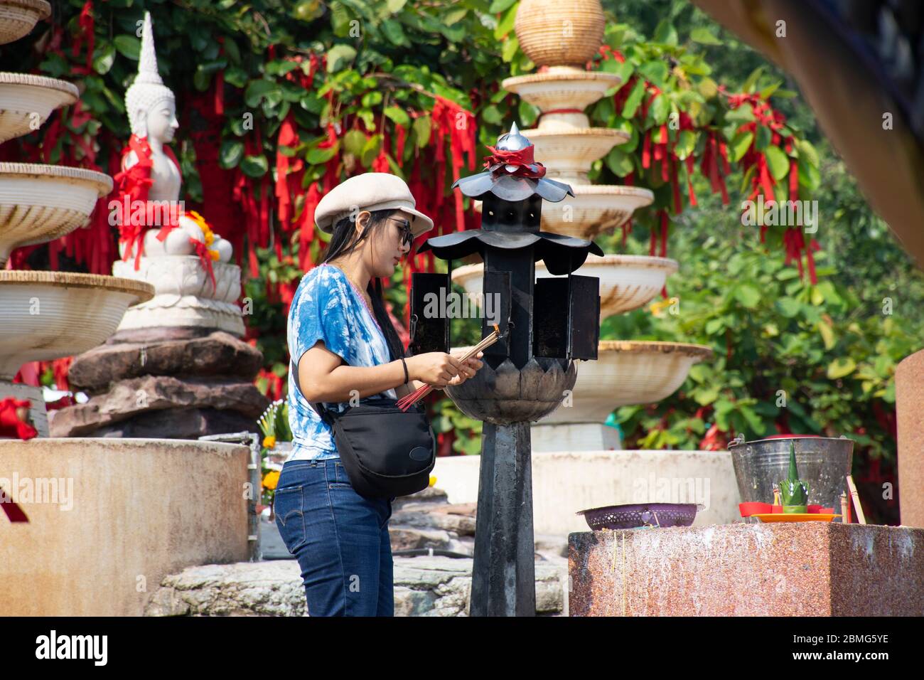 Les voyageurs thaïlandais voyagent pour visiter et poser le portrait et le respect priant Naka et la statue de Budhha à Wat Roi Phra Phutthabat Phu Manorom à Mukdahan Na Banque D'Images