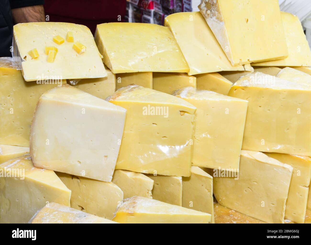 Fromage turc: beyaz peynir (fromage blanc de brebis, feta grec), kaşar peynir jaune (« kasher », kasseri grec), jeune, sucré ou âgé Banque D'Images