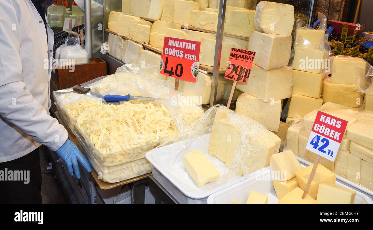 Fromage turc: beyaz peynir (fromage blanc de brebis, feta grec), kaşar peynir jaune (« kasher », kasseri grec), jeune, sucré ou âgé Banque D'Images