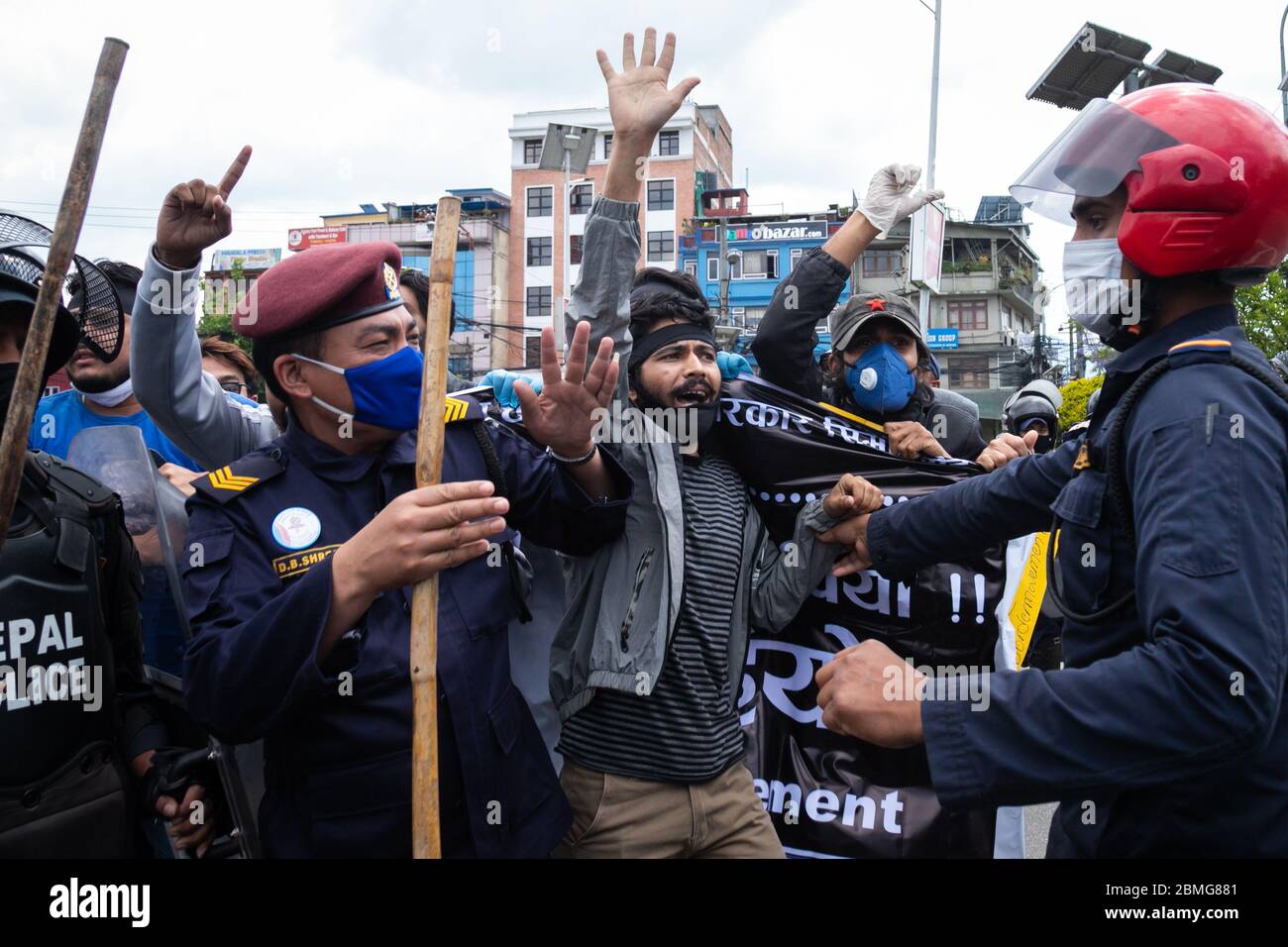 La police népalaise a arrêté des manifestants lors de la manifestation anti-gouvernementale dans un contexte de confinement du coronavirus (COVID-19).la police a arrêté des étudiants venus dans les rues de Katmandou pour protester contre l'annonce récente du gouvernement indien d'ouvrir la route de liaison vers Mansarovar qui traverse une zone qui est restée contestée entre le Népal et Inde. Banque D'Images