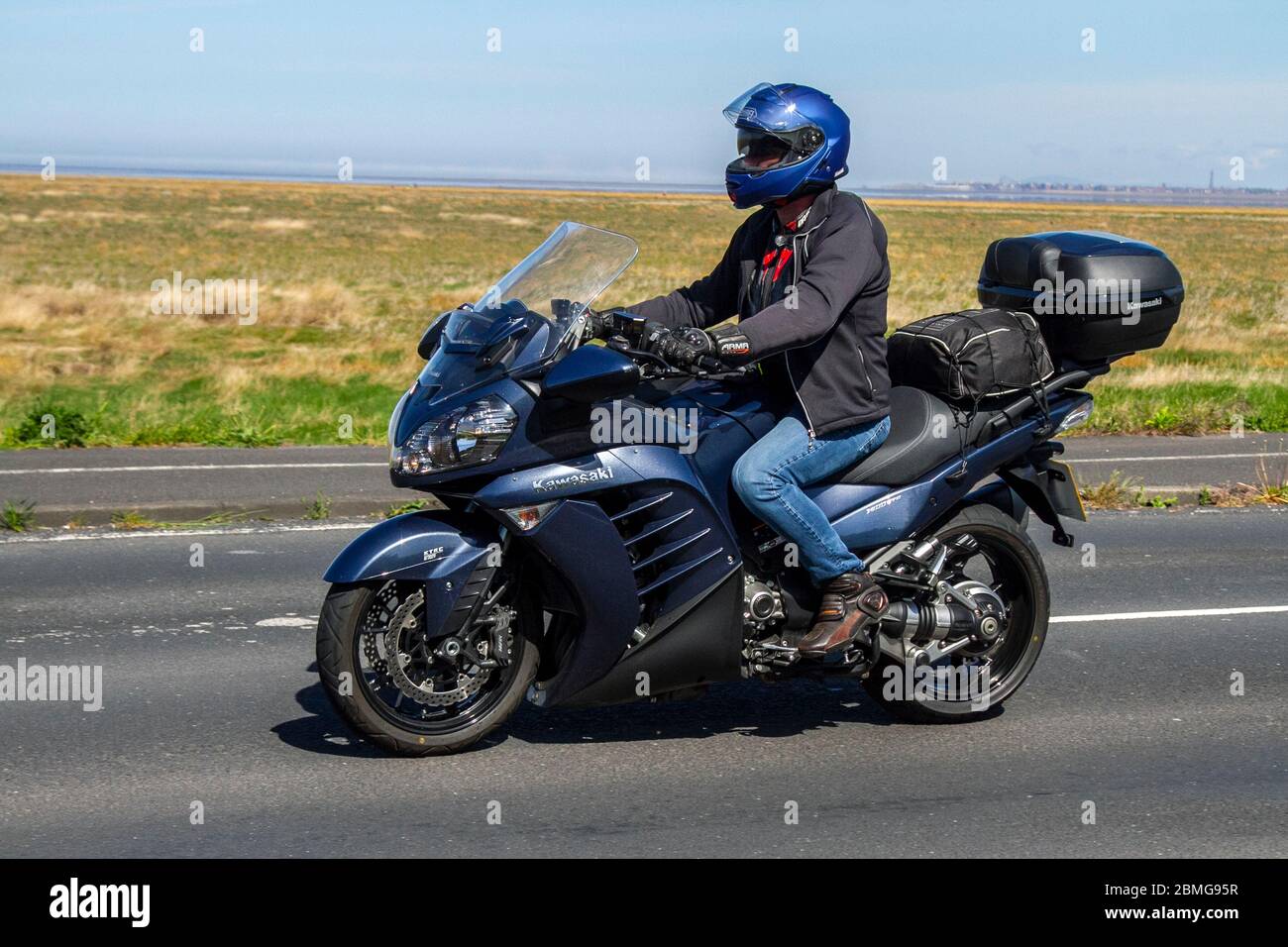 Kawasaki S-KTRC motard ; transport à deux roues, motos, véhicule, routes, motos, motards qui se conduisent sur la route côtière à Southport, Royaume-Uni Banque D'Images