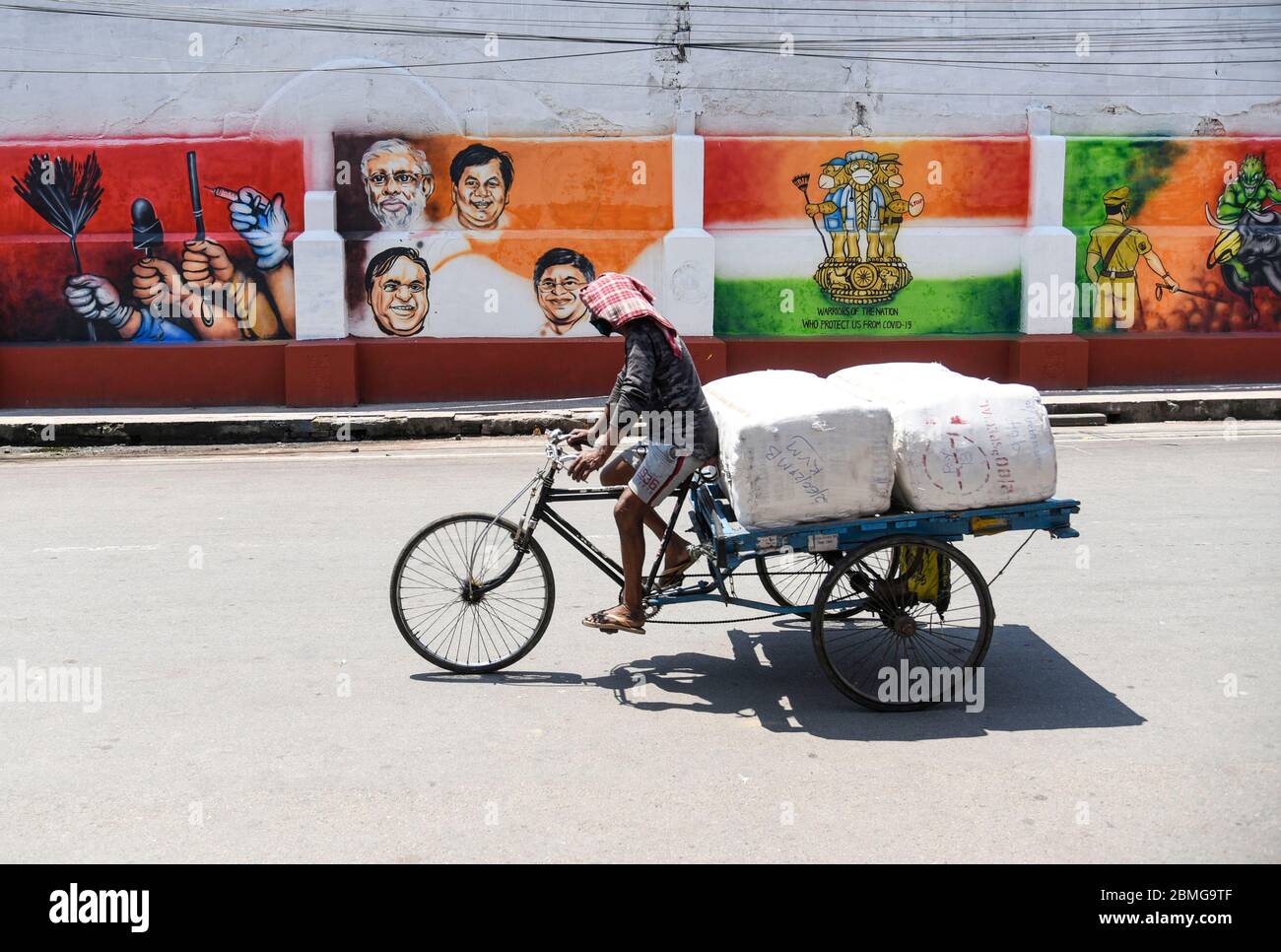 Guwahati, Assam, Inde. 9 mai 2020. Le ouvrier porte des marchandises à une fresque, pendant le confinement en cours de la COVID-19, à Guwahati, Assam, Inde, le samedi 09 mai 2020. Crédit : David Talukdar/Alay Live News Banque D'Images