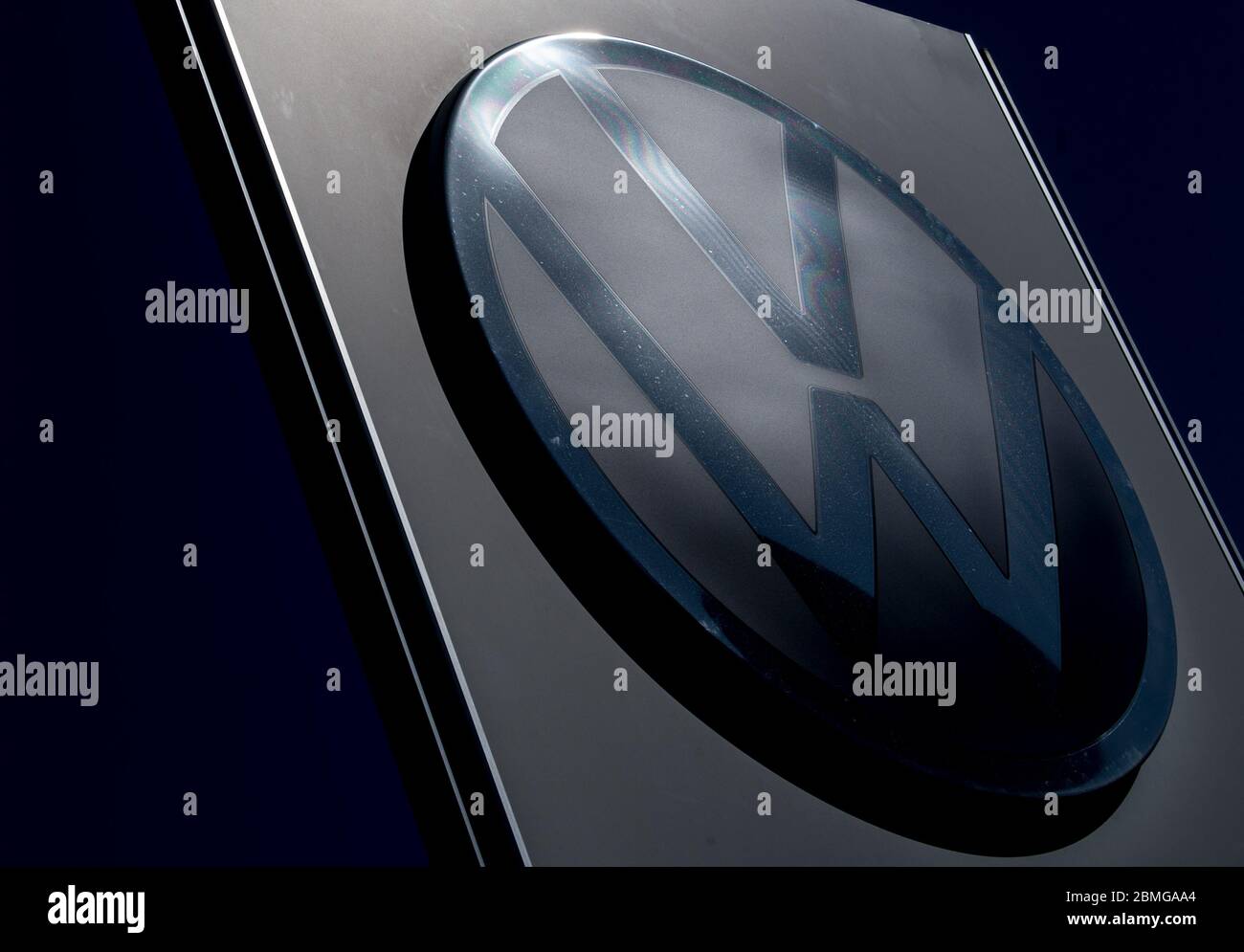23 avril 2020, Saxe, Zwickau : un grand logo VW est situé à l'entrée de l'usine automobile Volkswagen. Photo: Hendrik Schmidt/dpa-Zentralbild/ZB Banque D'Images