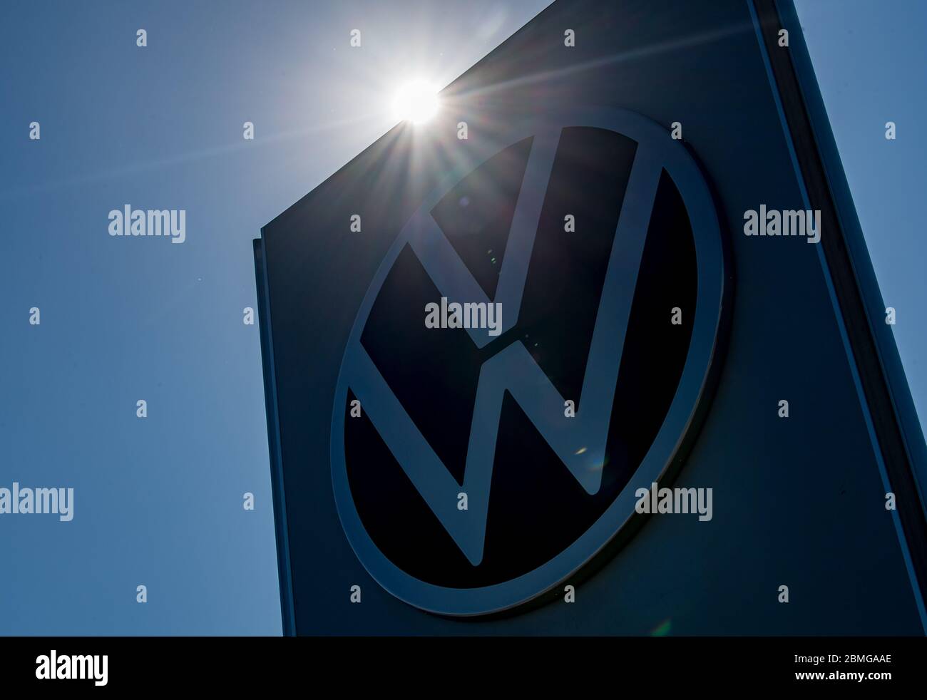 23 avril 2020, Saxe, Zwickau : un grand logo VW est situé à l'entrée de l'usine automobile Volkswagen. Photo: Hendrik Schmidt/dpa-Zentralbild/ZB Banque D'Images