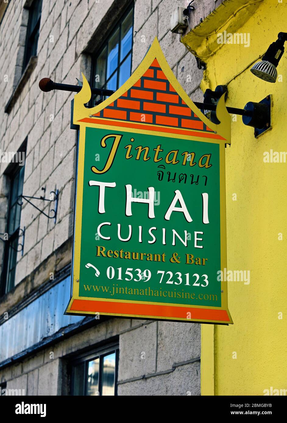 Panneau commercial. Restaurant et bar Jintana Thai cuisine. Highgate, Kendal, Cumbria, Angleterre, Royaume-Uni, Europe. Banque D'Images