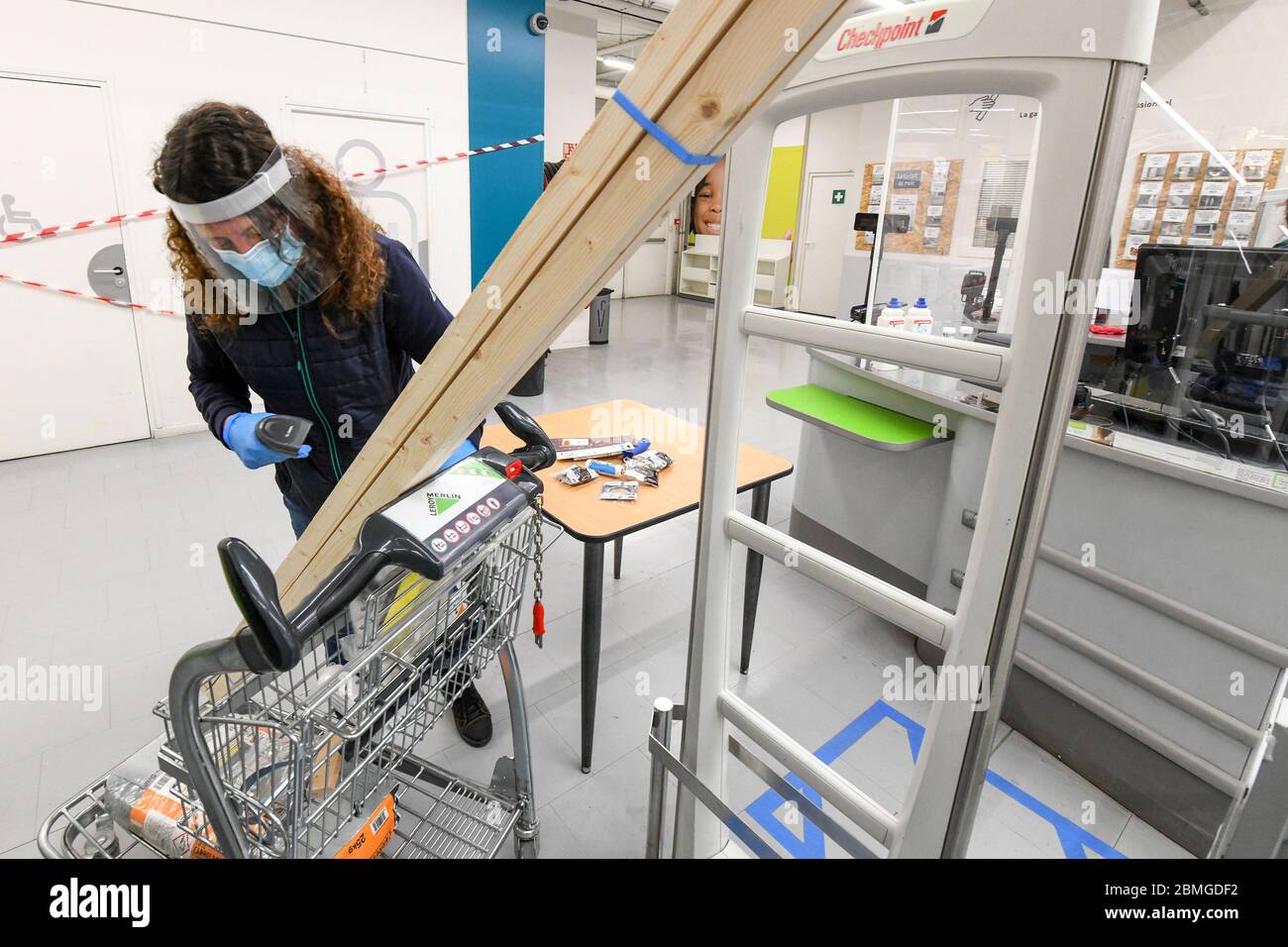 Tourville-la-Rivière (nord de la France) : épidémie de coronavirus, Covid-19. Réouverture du magasin de bricolage Leroy Merlin pendant le confinement, le 30 avril 2020 Banque D'Images