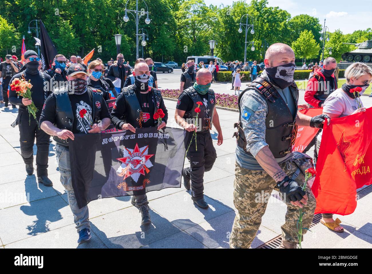 Les membres du club de motos russe de Night Wolves se réunissent au mémorial de guerre soviétique à Tiergarten, Berlin, pour marquer le 75e anniversaire de la victoire sur l'Allemagne nazie Banque D'Images