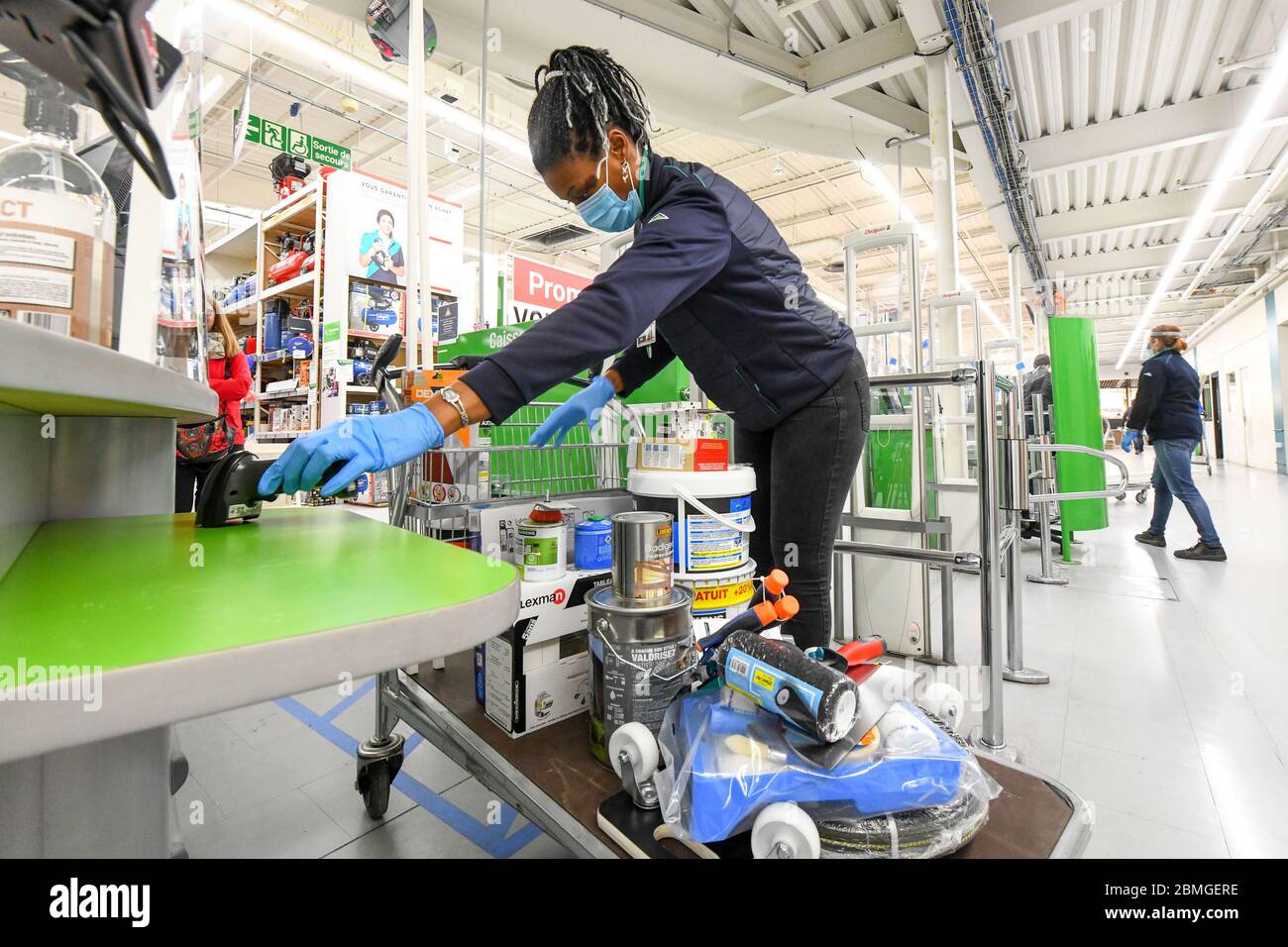 Tourville-la-Rivière (nord de la France) : épidémie de coronavirus, Covid-19. Réouverture du magasin de bricolage Leroy Merlin pendant le confinement, le 30 avril 2020 Banque D'Images