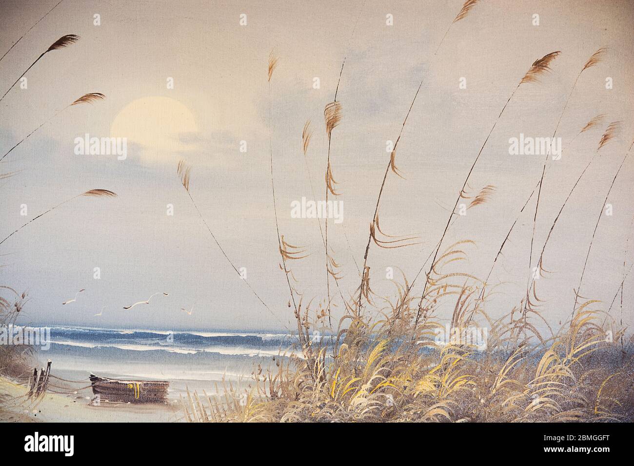 Magnifique belle photo colorée d'un bateau sur une plage avec des vagues de mer et le coucher de soleil dans un ciel nuageux utilisé comme illustration papier peint cartes abstraites de fond Banque D'Images