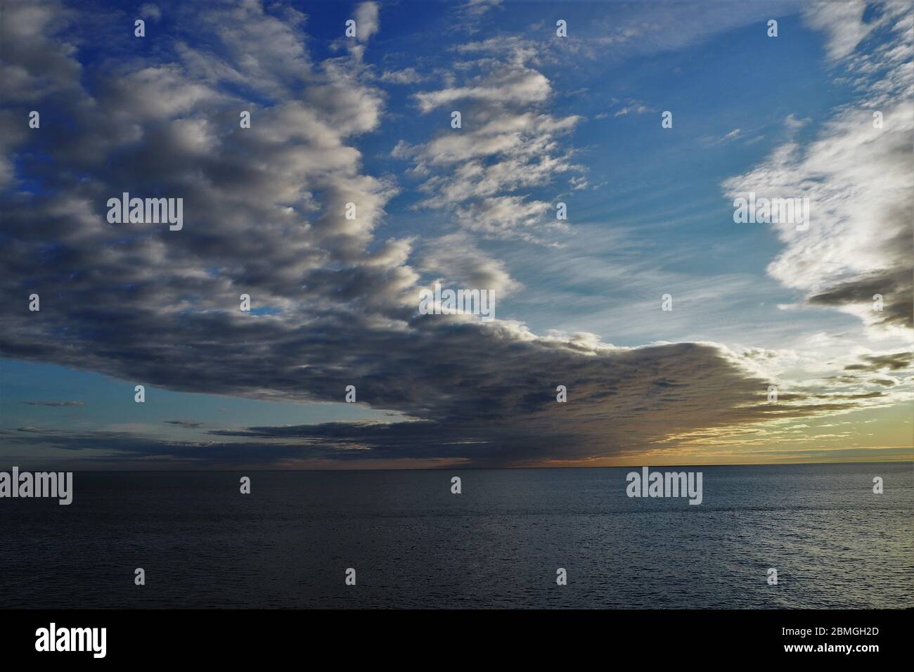 Coucher de soleil panoramique sur la mer Ligurienne, Imperia Porto Maurizio, Italie Banque D'Images