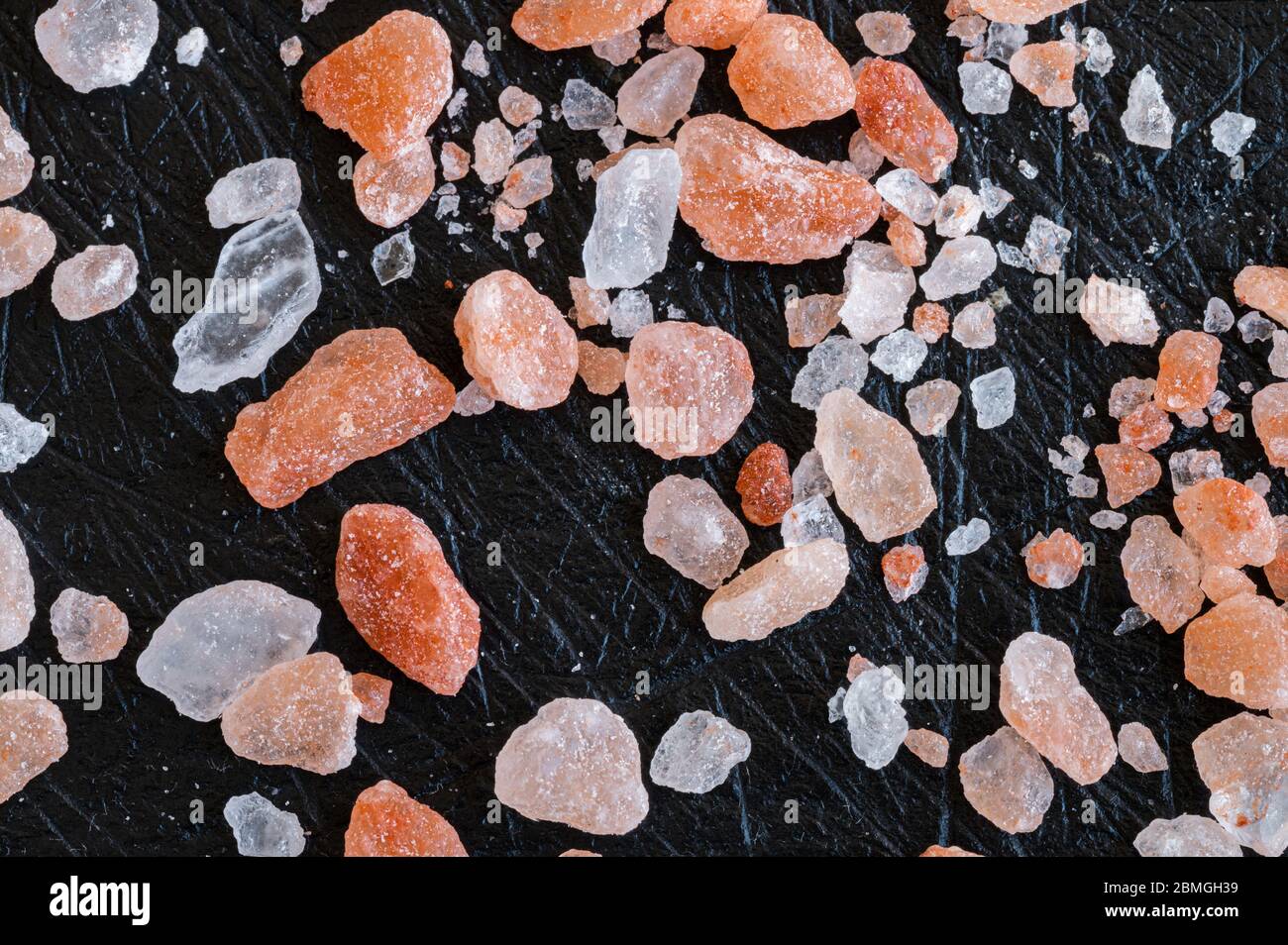 Gros plan de cristaux de sel de l'himalaya sur une planche d'ardoise Banque D'Images