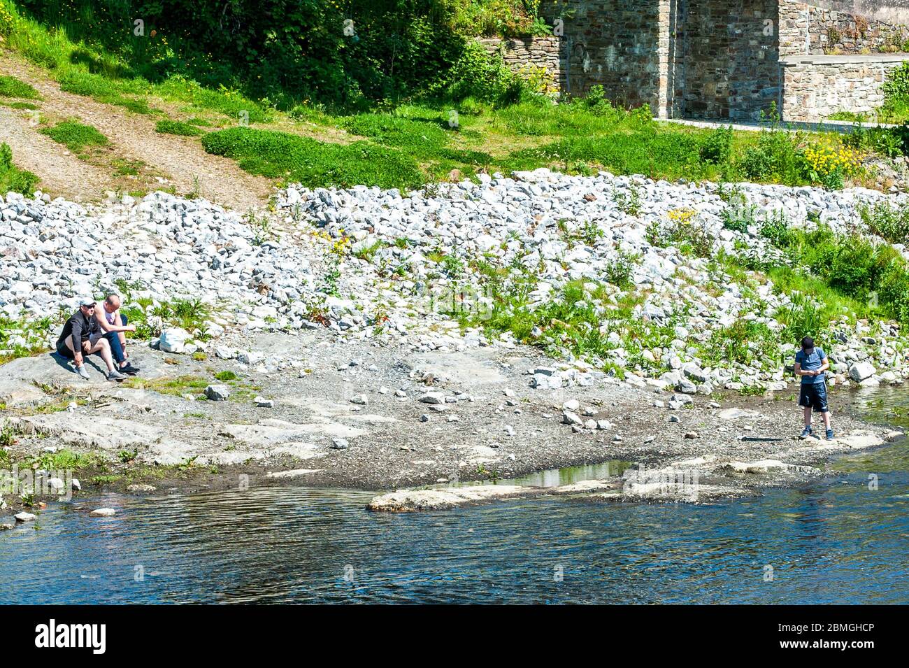 Bandon, West Cork, Irlande. 9 mai 2020. Un moment d'outil familial pour s'asseoir près de la rivière Bandon aujourd'hui pour profiter du temps chaud. Crédit : AG News/Alay Live News Banque D'Images