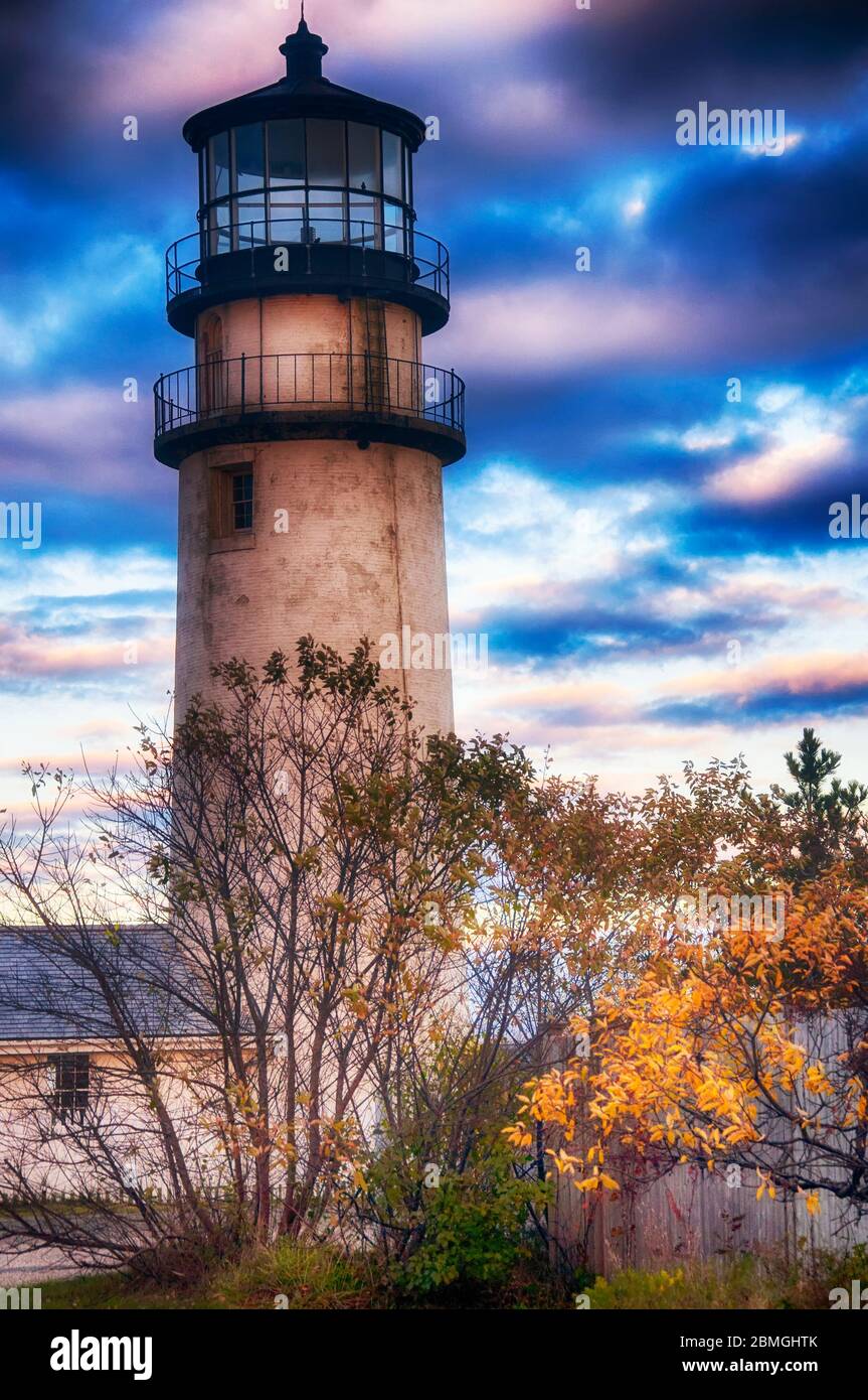 Le phare des hautes terres dans le nord de truro massachusetts sur cape cod contre un ciel spectaculaire de coucher de soleil. Banque D'Images