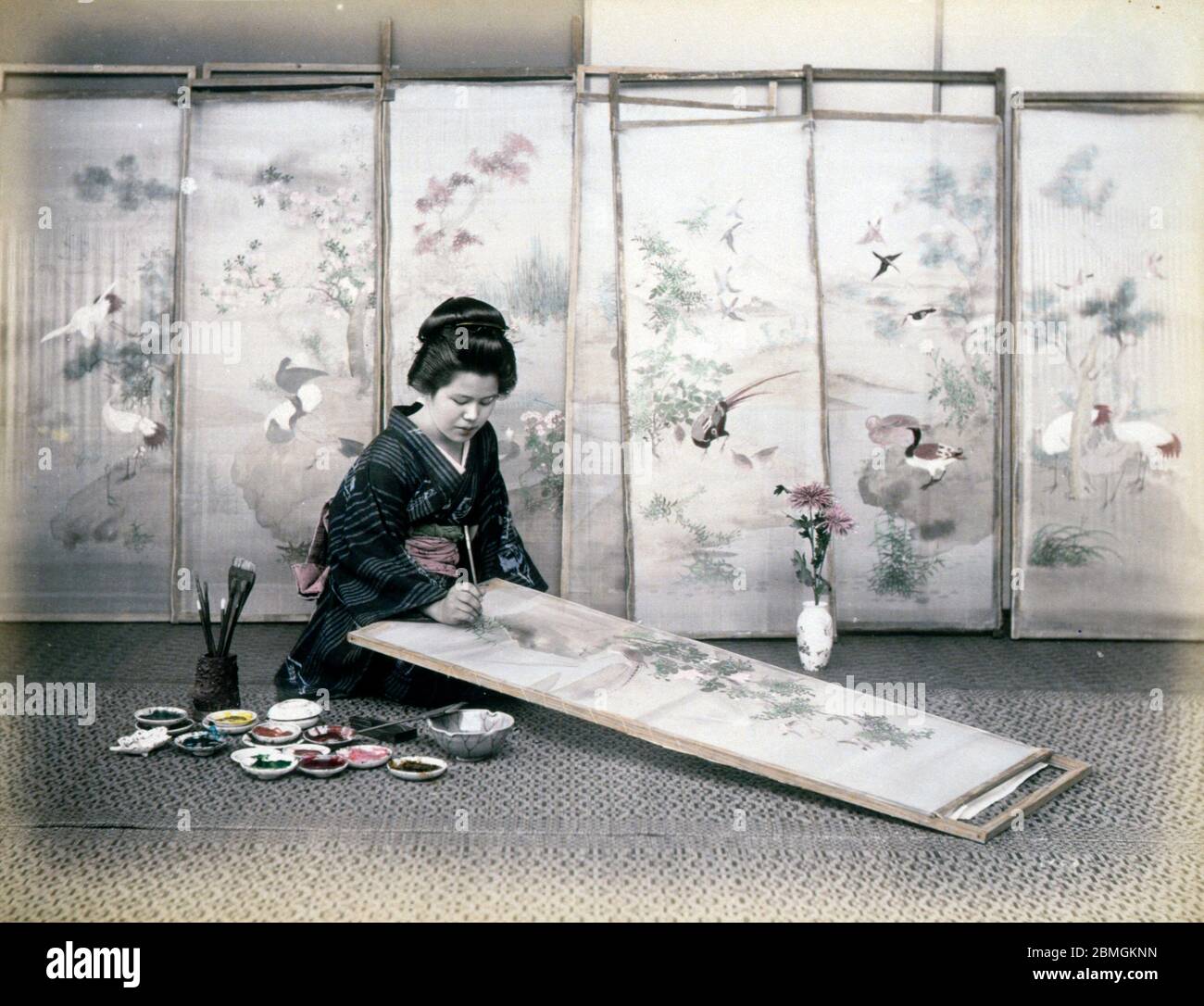 [ 1880 Japon - artiste japonais au travail ] — UNE artiste féminine peint un tableau traditionnel sur un écran. photographie d'albumine vintage du xixe siècle. Banque D'Images
