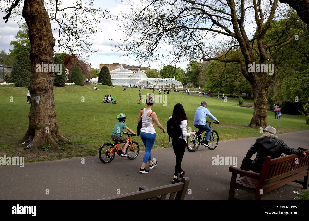 Les membres de l'exercice public dans les jardins botaniques de Glasgow alors que le Royaume-Uni continue à être verrouillé pour aider à freiner la propagation du coronavirus. Banque D'Images