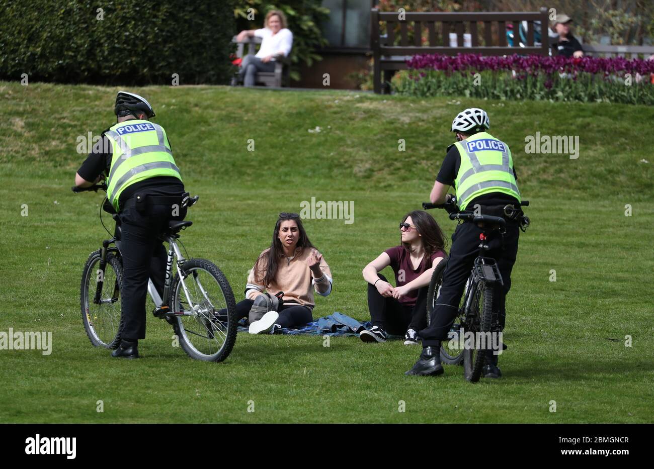 La police a bavardé avec le public dans les jardins botaniques de Glasgow alors que le Royaume-Uni continue de se maintenir en isolement pour aider à freiner la propagation du coronavirus. Banque D'Images