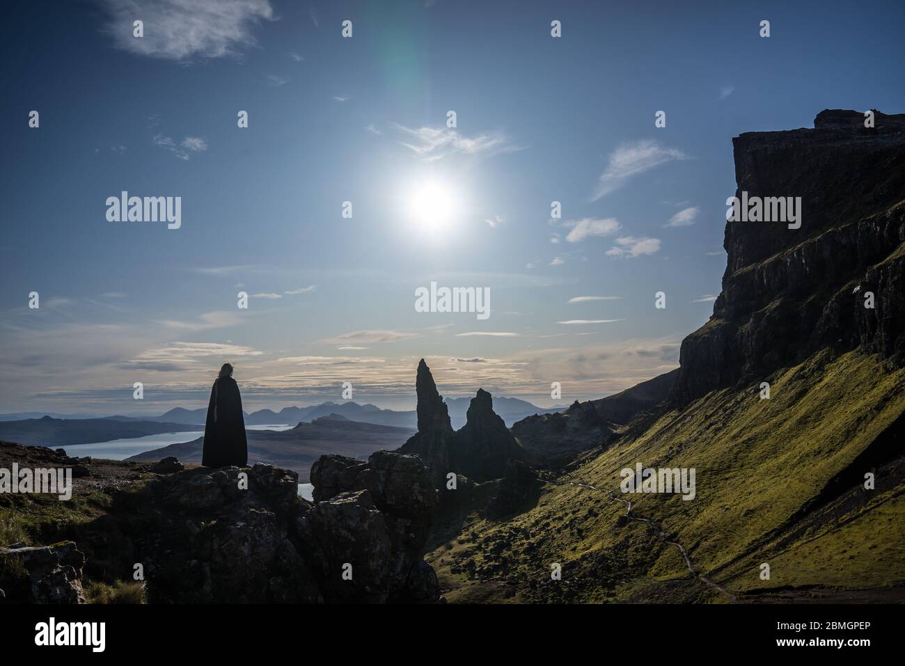 Une figure en faux qui se balade dans un paysage au-delà de la comparaison Banque D'Images
