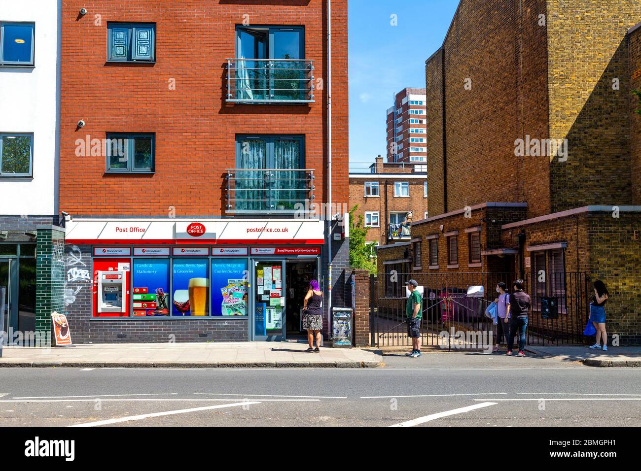 9 mai 2020, Londres, Royaume-Uni - les personnes en file d'attente au bureau de poste du Mile End en respectant les règles de distance de 2 M. Banque D'Images