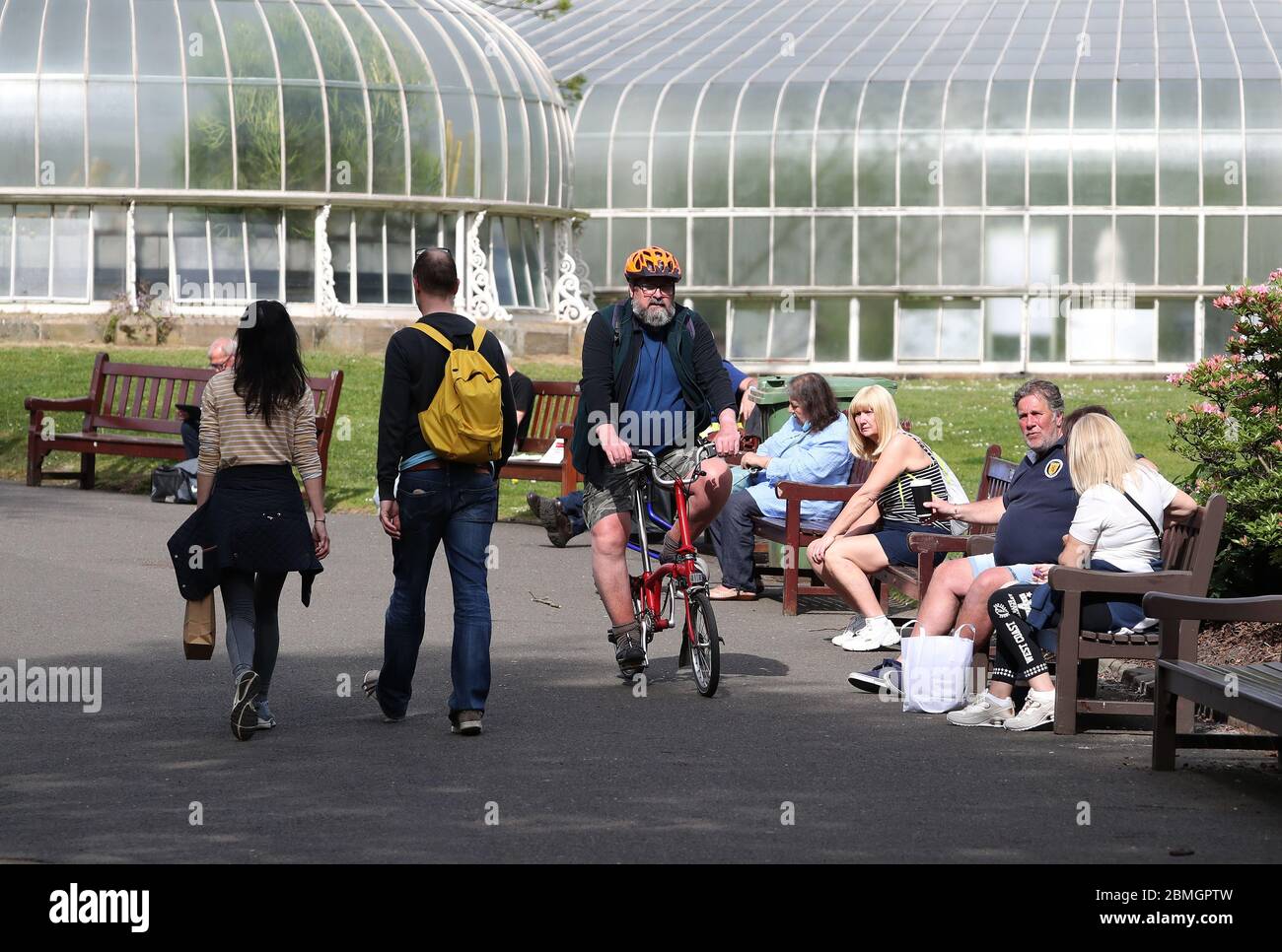 Les membres de l'exercice public dans les jardins botaniques de Glasgow alors que le Royaume-Uni continue à être verrouillé pour aider à freiner la propagation du coronavirus. Banque D'Images