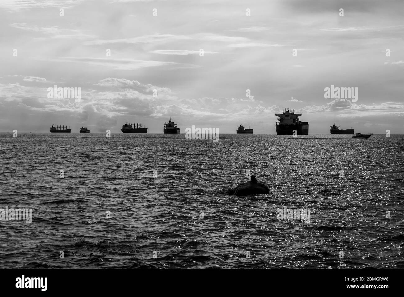 Bateaux sur l'horizon de la mer Banque D'Images