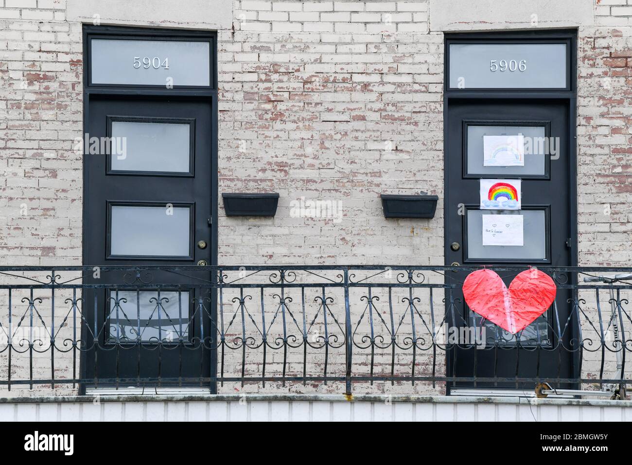 Porte d'une maison au coeur et arc-en-ciel de l'espoir pendant la pandémie Covid 19, Mile End, Montréal, Canada Banque D'Images