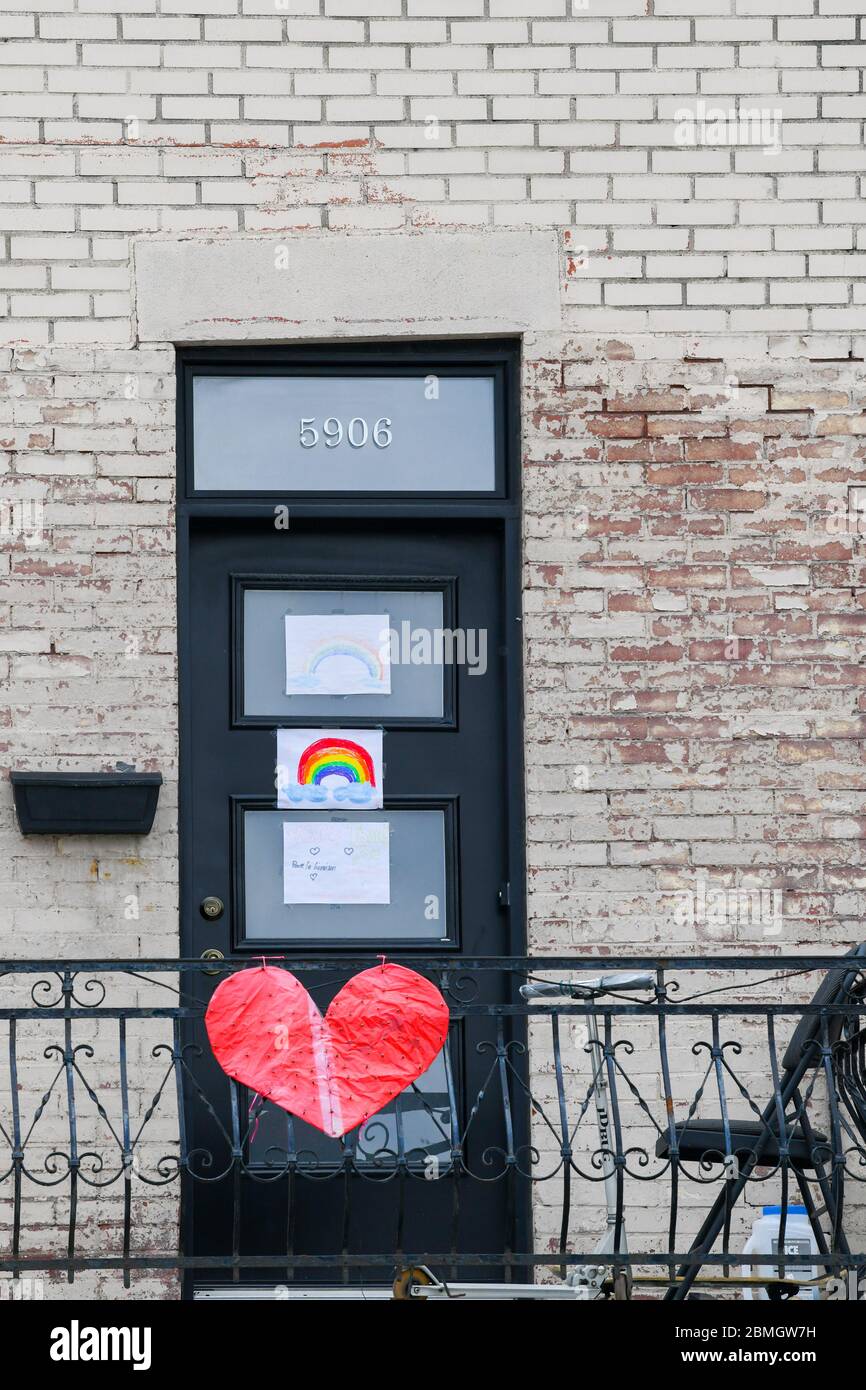 Porte d'une maison au coeur et arc-en-ciel de l'espoir pendant la pandémie Covid 19, Montréal, Canada Banque D'Images