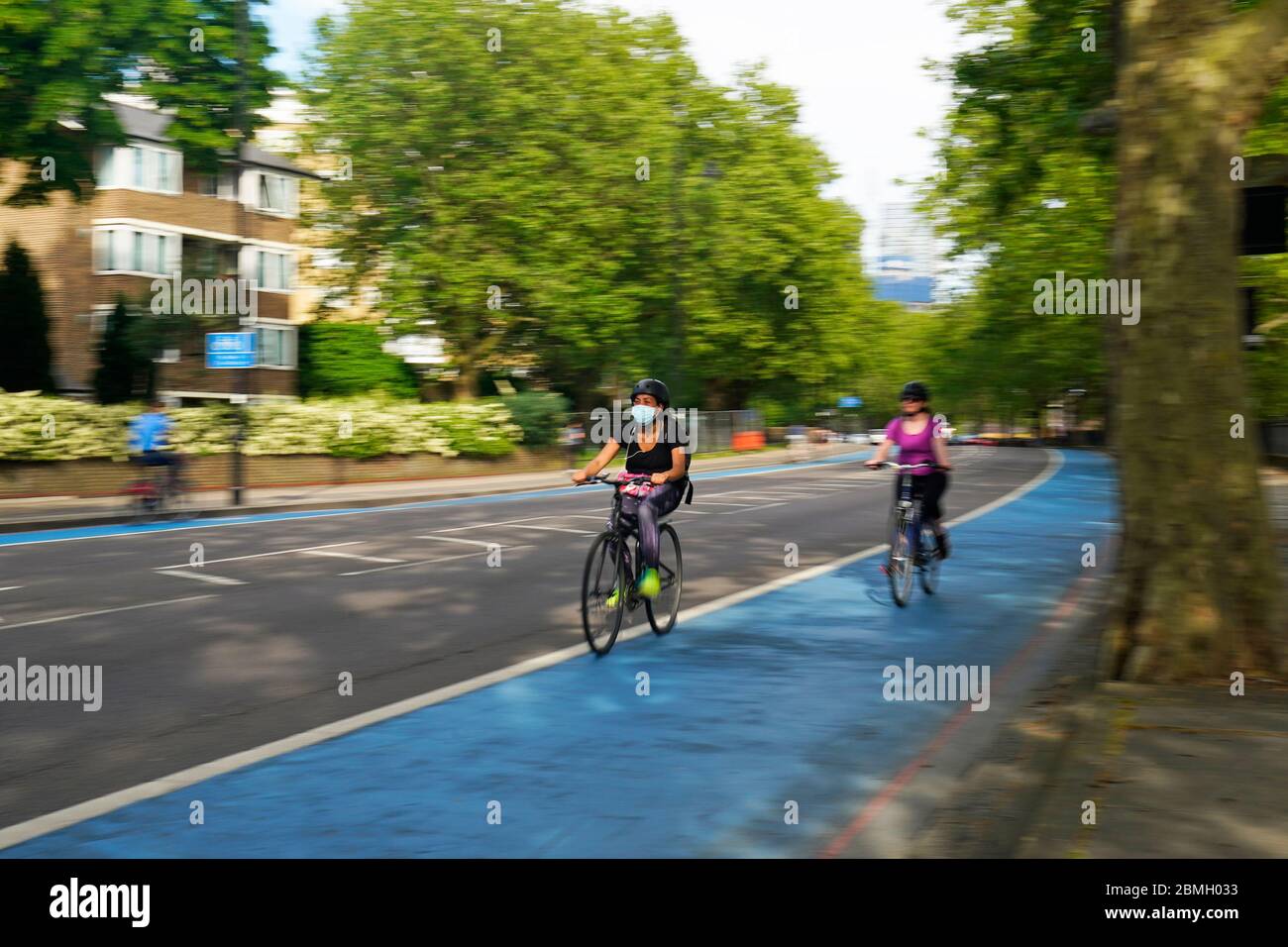 Les gens font du vélo dans une allée de vélo à Chelsea, Londres, après que le gouvernement a dévoilé un autre ??250 millions pour des pistes cyclables supplémentaires alors que le Royaume-Uni se prépare à la levée de l'enfermement du coronavirus en Angleterre. Banque D'Images