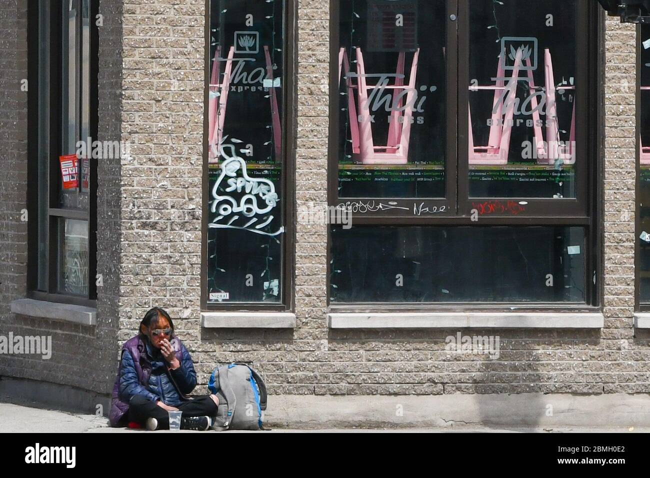 Autochtone sans-abri devant un restaurant fermé pendant la pandémie Covid 19, Montréal, Canada Banque D'Images