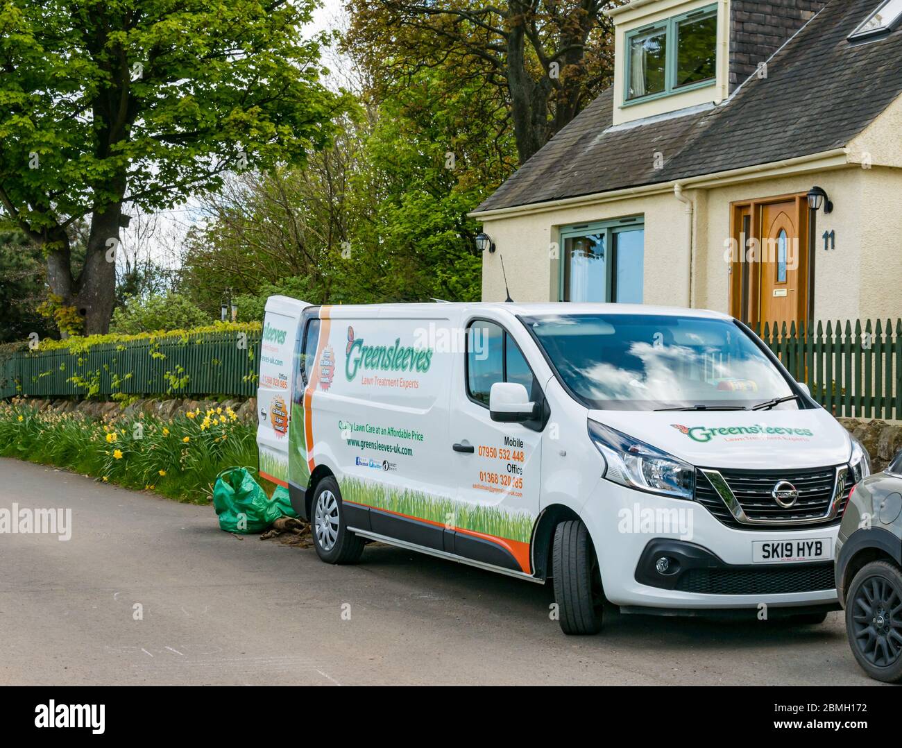 Greensleeves service de jardinage et traitement de pelouse camionnette de ouvrier garée à l'extérieur de la maison, East Lothian, Écosse, Royaume-Uni Banque D'Images