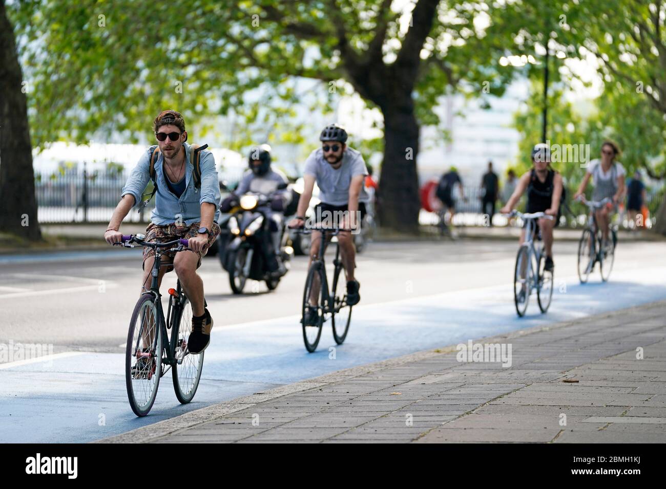 Les gens font du vélo dans une piste cyclable à Chelsea, Londres, après que le gouvernement a dévoilé un autre ??250 millions pour des pistes cyclables supplémentaires alors que le Royaume-Uni se prépare à la levée du blocage du coronavirus en Angleterre. Banque D'Images