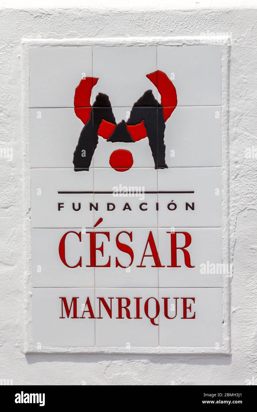 Panneau en tuiles à l'entrée de la Fundacion Cesar Manrique, Tahiche, Lanzarote, îles Canaries, Espagne Banque D'Images