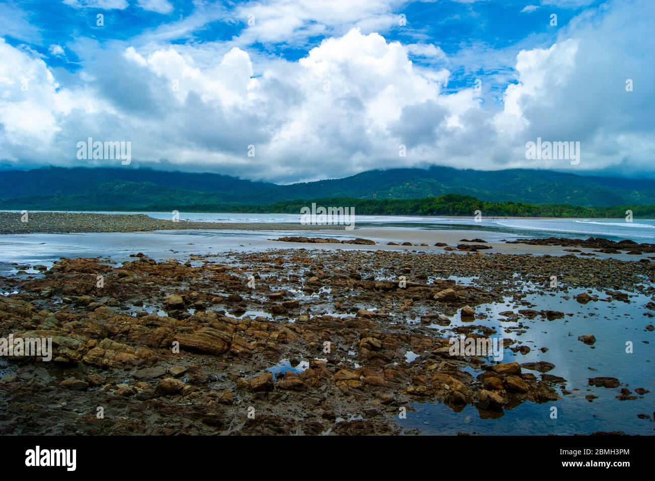 Rocky Sea Bed avec Tide Out Banque D'Images