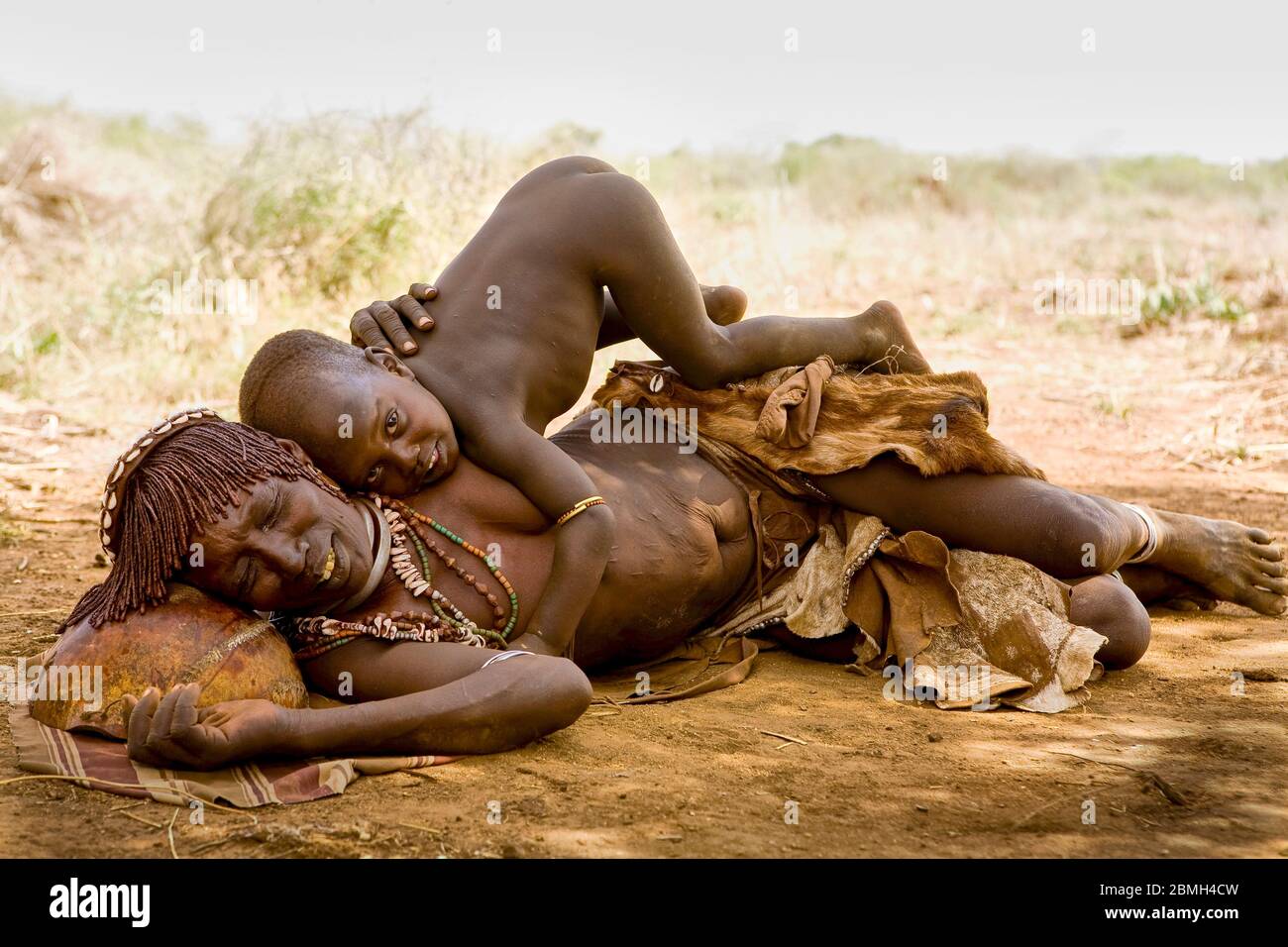 Le jeune Hamer, Zubo, a fait des frolics sur sa grande tante Beide. Banque D'Images