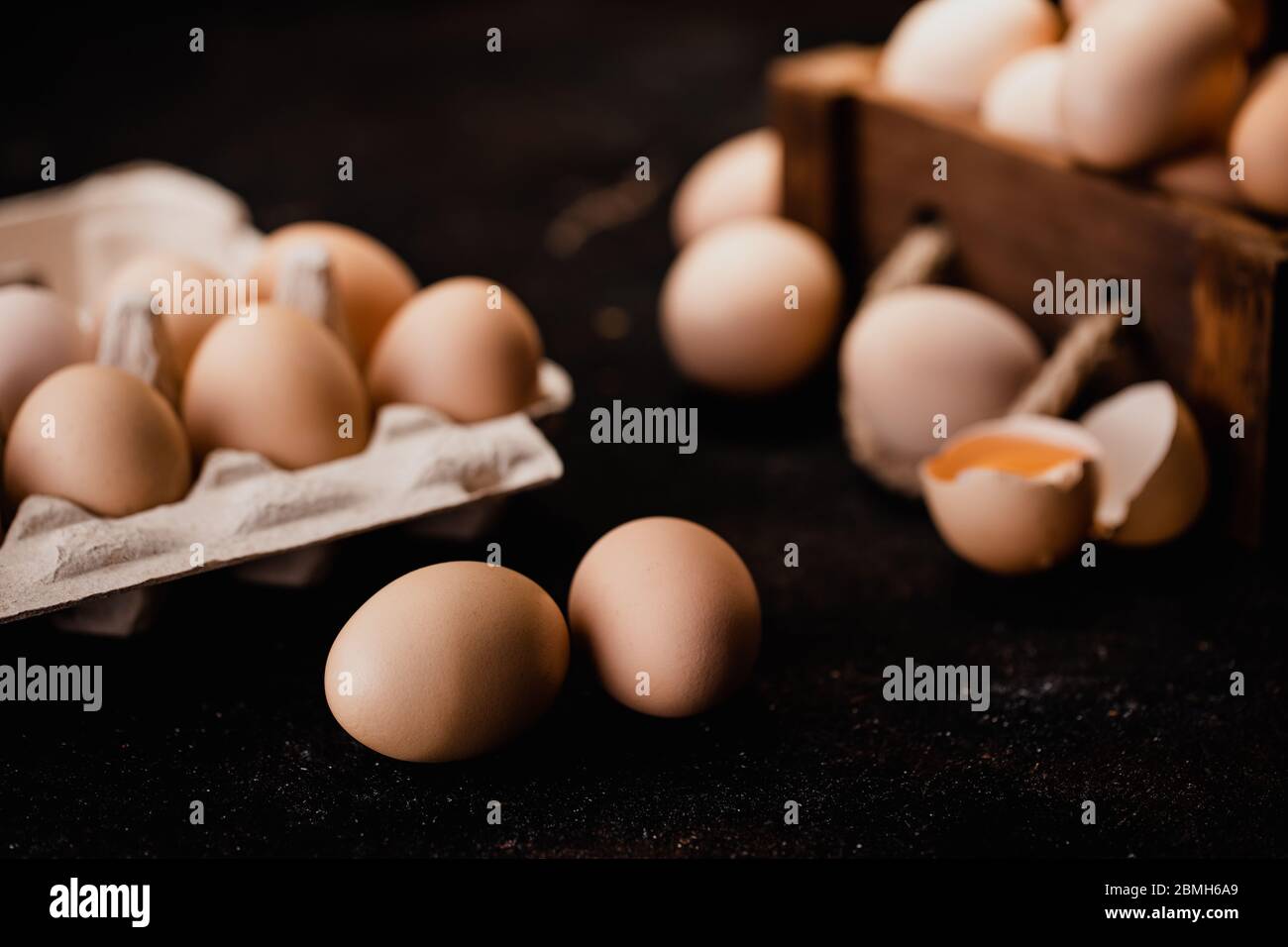 Œufs de poulet frais biologiques de la ferme sur fond sombre de grunge Banque D'Images