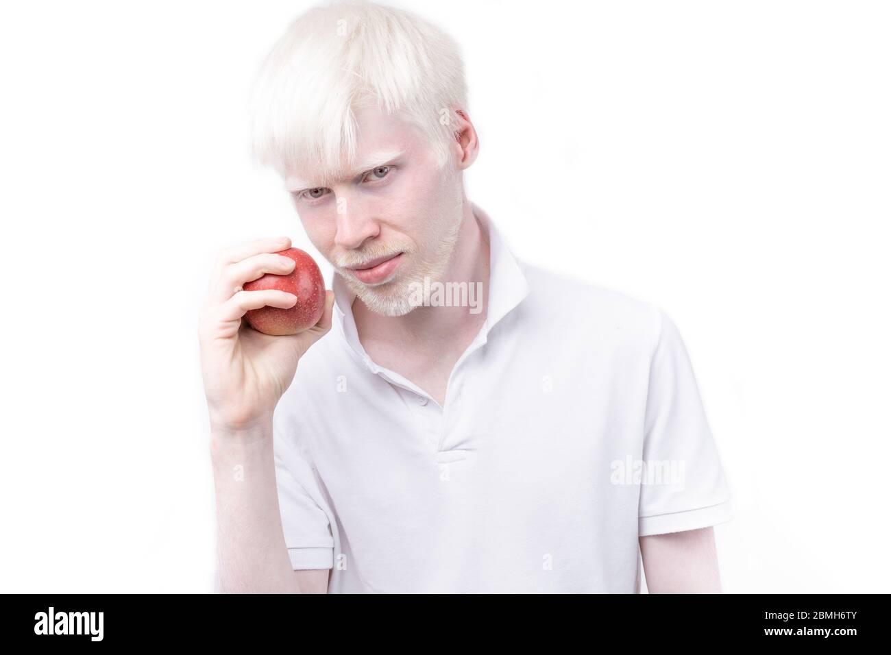 Happy albino homme peau blanche cheveux studio habillé t-shirt isolé fond blanc. Anomalies. Aspect inhabituel. Anomalie de la peau beau Banque D'Images