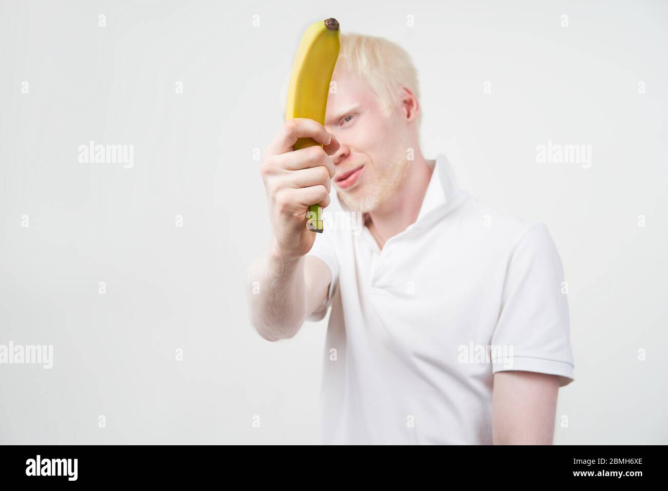 Happy albino homme peau blanche cheveux studio habillé t-shirt isolé fond blanc. Anomalies. Aspect inhabituel. Anomalie de la peau beau Banque D'Images