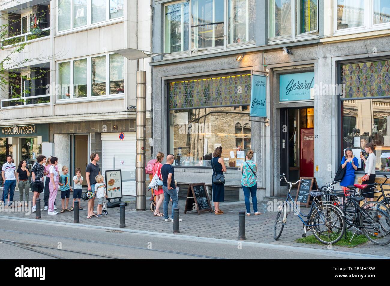 Clients attendant en file d'attente devant la boutique de glaces en raison de la pandémie de 2020 COVID-19 / coronavirus / virus corona dans la ville de Gand, Belgique Banque D'Images