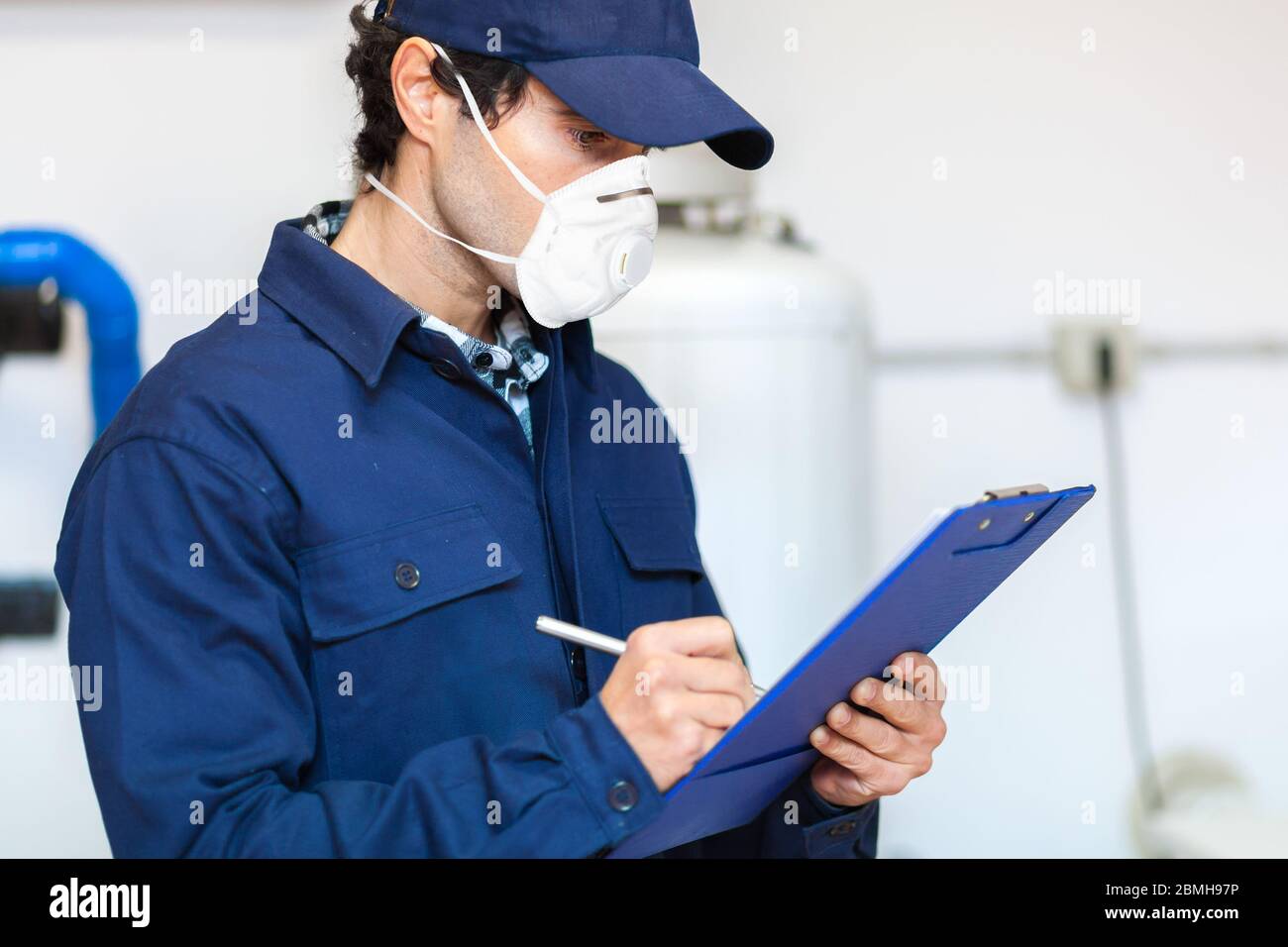 Plombier au travail portant un masque, concept de coronavirus Banque D'Images