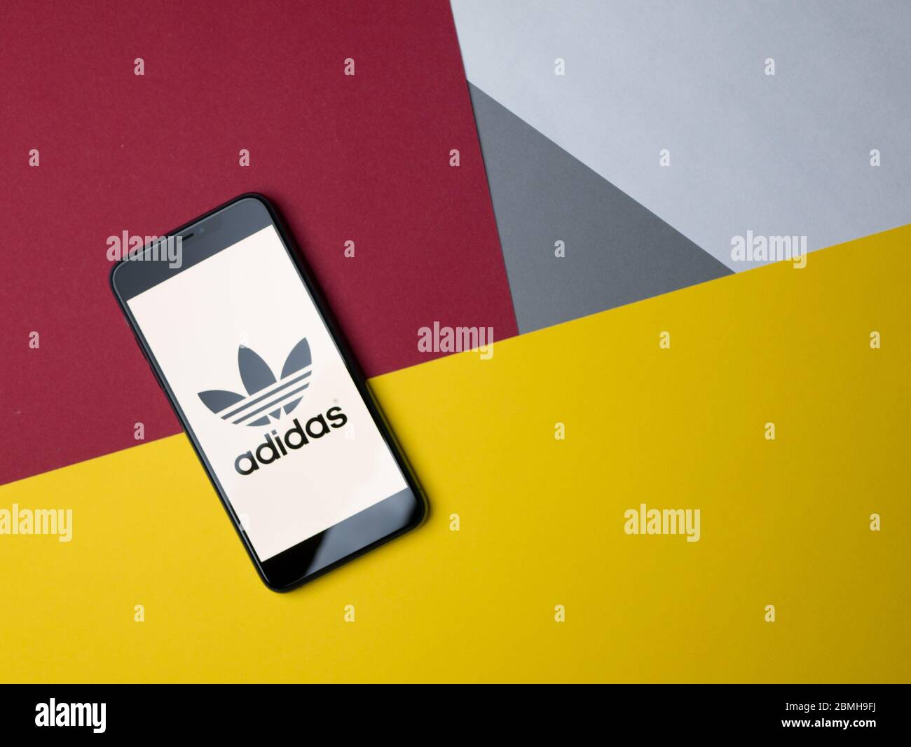 USA - Mai 2020 Adidas iPhone application écran sur fond coloré Photo Stock  - Alamy