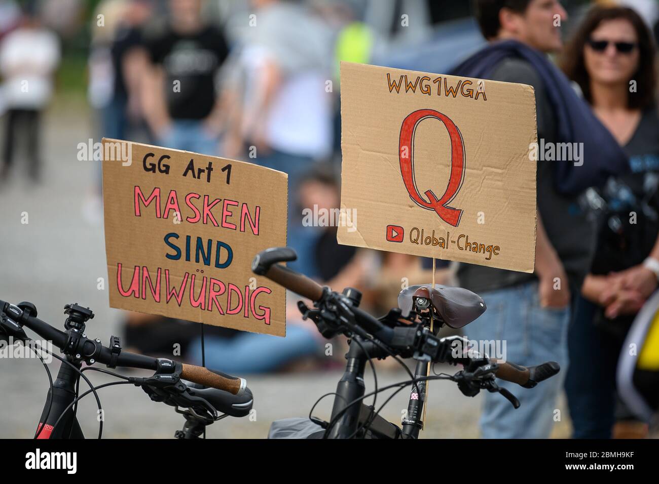 09 mai 2020, Bade-Wurtemberg, Stuttgart: Des panneaux avec l'inscription "GG Art1 masques sont indignes" et "WWG1WGA" ainsi que la lettre Q sont sur des panneaux lors d'une manifestation de protestation de l'initiative "Querdenken 711" au Cannstatter Wasen. Le « Q » représente la théorie du complot « QAnon », qui provient des États-Unis. 'WWG1WGA' est un slogan de QAnon et signifie 'où nous allons un nous allons tous.' (Traduction approximative: 'Où nous allons, nous allons tous') dans la capitale de l'État, les gens ont manifesté contre les restrictions de Corona et pour des droits fondamentaux comme la liberté de réunion et la liberté de religion. Simil Banque D'Images