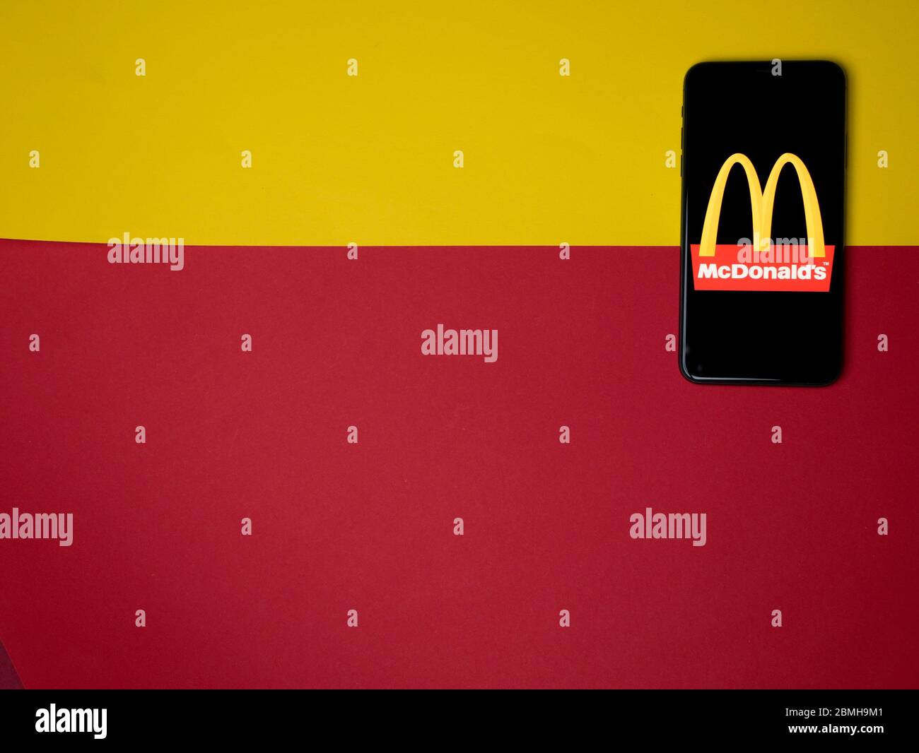 Etats-Unis - Mai 2020 l'écran de l'iPhone McDonald sur fond coloré. McDonald's est une entreprise américaine de restauration rapide. Banque D'Images